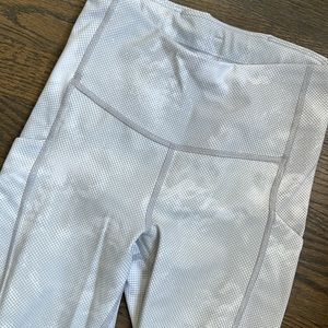 Athleta ultimate stash capri in white/grey print ~ Size XXS
